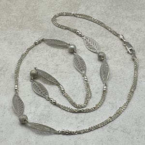 Vintage '925' sterling silver leaf and round berry link chain 22" necklace 7.55g stacking