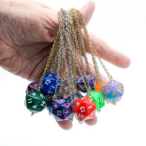 Bunt und Spaß D20 Würfel Halskette - DND Anhänger - TTRPG Würfel Halskette - origineller Gamer Schmuck für Jedermann