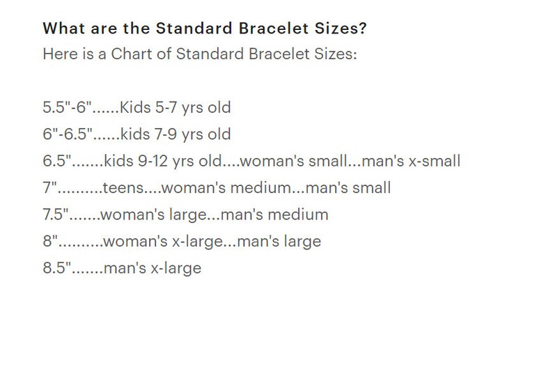 Puede incluir: Un gr&aacute;fico que muestra los tama&ntilde;os est&aacute;ndar de pulseras en pulgadas, con rangos de edad correspondientes y descripciones para ni&ntilde;os, adolescentes y adultos.
