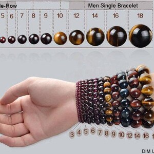 Puede incluir: Un conjunto de pulseras de piedra de ojo de tigre de diferentes tama&ntilde;os, que van de 3 a 18 mm de di&aacute;metro. Las pulseras se muestran en la mu&ntilde;eca de una persona, con las cuentas dispuestas en una sola fila.