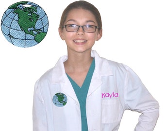 Bordado personalizado Kids Lab Coat con Earth Desgn para pequeños médicos, enfermeras y científicos