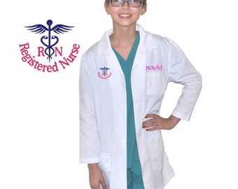 Bata de laboratorio personalizada para niños con diseño de bordado de enfermera RN pequeños médicos y enfermeras, bata de laboratorio juvenil, bata infantil, disfraz de Hallowen
