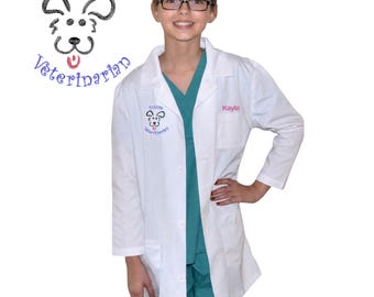 Bata de laboratorio veterinaria infantil bordada y personalizada para pequeños doctores y enfermeras.