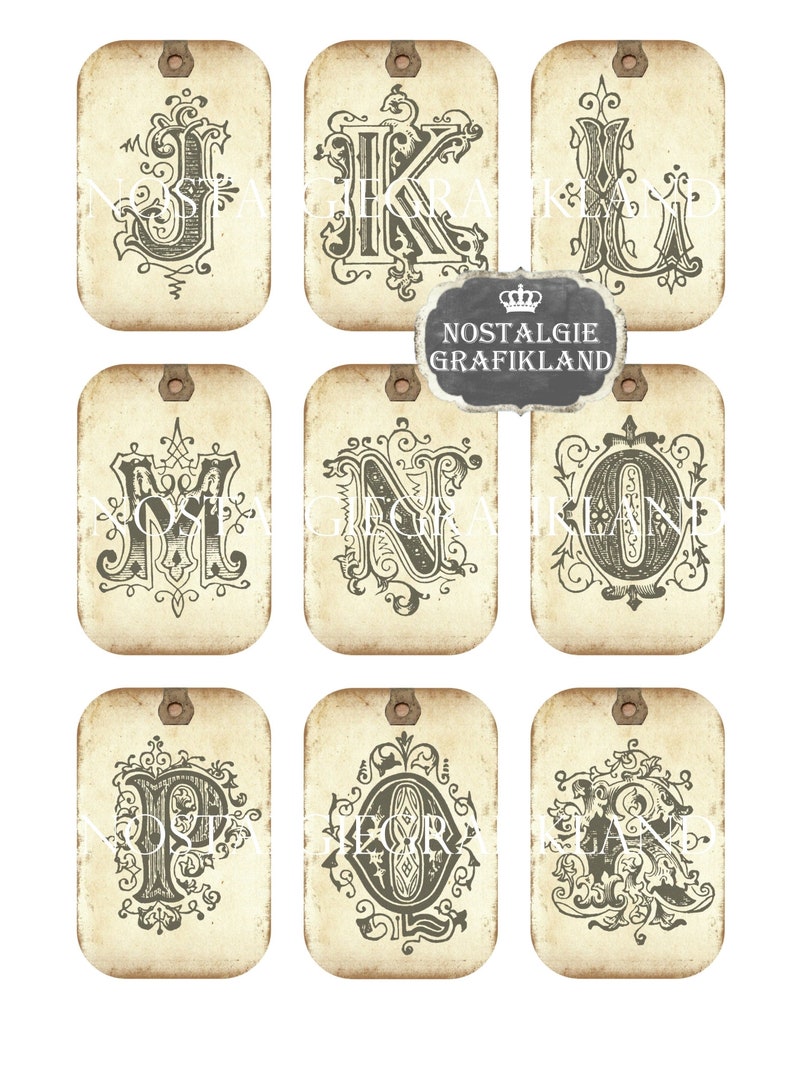 Puede incluir: Nueve etiquetas de regalo de estilo vintage con letras ornamentadas del alfabeto, de la J a la R, dibujadas a mano, en gris oscuro sobre fondo crema. Cada etiqueta tiene un agujero perforado en la parte superior y una cuerda marr&oacute;n atada.