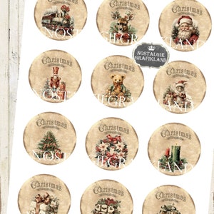 K&ouml;nnte beinhalten: Zw&ouml;lf runde Weihnachts-Papierkreise mit Vintage-Illustrationen. Jeder Kreis zeigt ein anderes Weihnachtsmotiv, darunter ein Zug, ein Reh, den Weihnachtsmann, einen Nussknacker, einen Teddyb&auml;r, einen Schneemann, einen Weihnachtsbaum, einen Kranz, eine Kerze, eine Geschenkbox, eine Spielzeugeisenbahn und einen Spielzeuglastwagen. Die Kreise sind auf einem beigefarbenen Hintergrund mit einem Used-Look gedruckt.