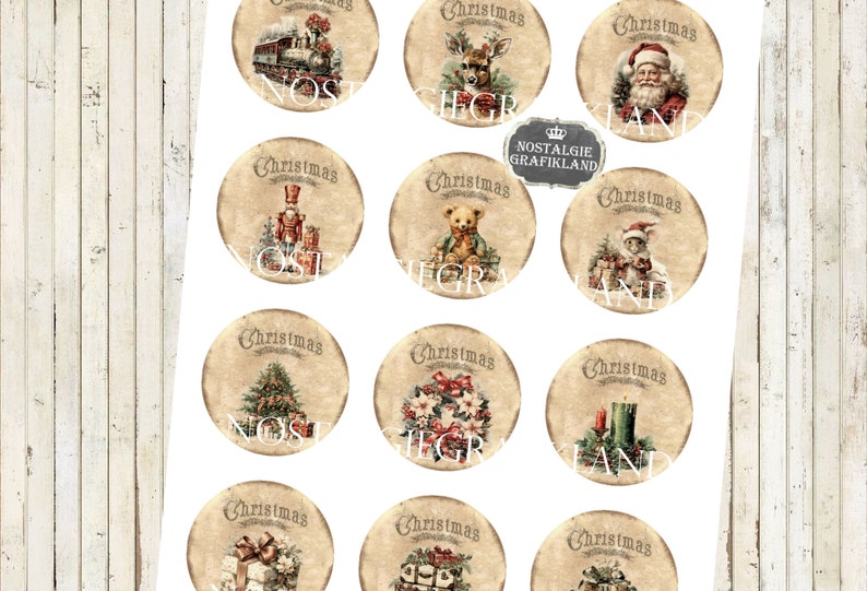 K&ouml;nnte beinhalten: Zw&ouml;lf runde Weihnachts-Papierkreise mit Vintage-Illustrationen. Jeder Kreis zeigt ein anderes Weihnachtsmotiv, darunter ein Zug, ein Reh, den Weihnachtsmann, einen Nussknacker, einen Teddyb&auml;r, einen Schneemann, einen Weihnachtsbaum, einen Kranz, eine Kerze, eine Geschenkbox, eine Spielzeugeisenbahn und einen Spielzeuglastwagen. Die Kreise sind auf einem beigefarbenen Hintergrund mit einem Used-Look gedruckt.