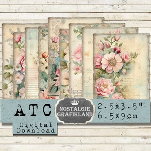 Puede incluir: Conjunto de 8 tarjetas ATC imprimibles digitales con diseños florales vintage con rosas rosas, hojas verdes y un fondo marrón claro. Las tarjetas miden 2,5 x 3,5 pulgadas o 6,5 x 9 cm. El texto "ATC" y "NOSTALGIE GRAFIKLAND" también está incluido.