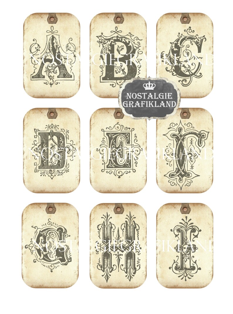 Puede incluir: Nueve etiquetas de regalo de estilo vintage que presentan las letras A a la I en una fuente decorativa y adornada. Cada etiqueta tiene un fondo de papel envejecido y desgastado y un lazo de cuerda marr&oacute;n.