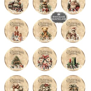 K&ouml;nnte beinhalten: Zw&ouml;lf runde Papierkreise im Vintage-Stil zum Thema Weihnachten mit Bildern eines Zuges, eines Hirsches, des Weihnachtsmanns, eines Nussknackers, eines Teddyb&auml;ren, einer Maus, eines Weihnachtsbaums, eines Kranzes, einer Kerze, eines Stapels Geschenke mit Schleife, eines Stapels Geschenke mit Band und eines Stapels B&uuml;cher mit Band. Die Kreise haben einen beigefarbenen Hintergrund mit dem Text "Christmas" oben auf jedem Kreis.