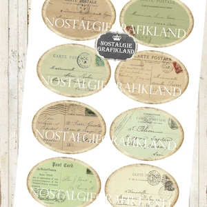 Pu&ograve; includere: Otto cartoline ovali vintage con testo francese, con colori sbiaditi e bordi usurati. Le cartoline hanno francobolli e messaggi scritti a mano. Lo sfondo &egrave; una superficie in legno bianco.