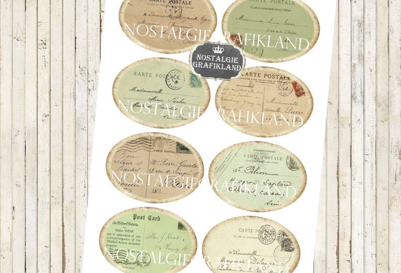 Pu&ograve; includere: Otto cartoline ovali vintage con testo francese, con colori sbiaditi e bordi usurati. Le cartoline hanno francobolli e messaggi scritti a mano. Lo sfondo &egrave; una superficie in legno bianco.