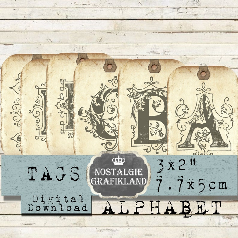 Puede incluir: Conjunto de cinco etiquetas de alfabeto de estilo vintage con letras ornamentadas. Cada etiqueta mide 3 x 2 pulgadas y presenta una letra diferente en una fuente decorativa. Las etiquetas est&aacute;n impresas en papel de color crema con un aspecto desgastado. El texto "TAGS" y "DIGITAL DOWNLOAD" est&aacute; impreso en azul sobre un fondo azul claro. El texto "NOSTALGIE GRAFIKLAND" est&aacute; impreso en blanco sobre un fondo gris. El texto "3 x 2" y "7,7 x 5 cm" est&aacute; impreso en blanco sobre un fondo azul claro. El texto "ALPHABET" est&aacute; impreso en negro sobre un fondo azul claro.