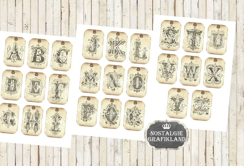 Puede incluir: Etiquetas de letras del alfabeto imprimibles con un aspecto vintage y desgastado. Cada etiqueta presenta una letra diferente del alfabeto en una fuente decorativa y adornada. Las etiquetas son perfectas para agregar un toque de encanto vintage a tus manualidades, regalos y decoraci&oacute;n del hogar.