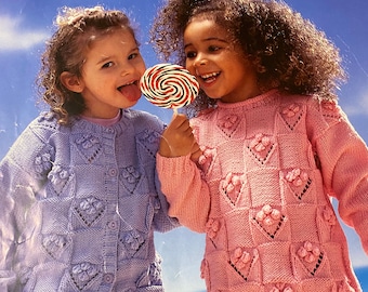 Jersey y cárdigan infantil de verano con patchwork. Jerséis para niños con motivo de corazones. Patrón de tejido 0003.