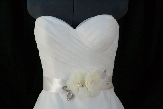 Wedding dress cream color with wedding sash. - image 6