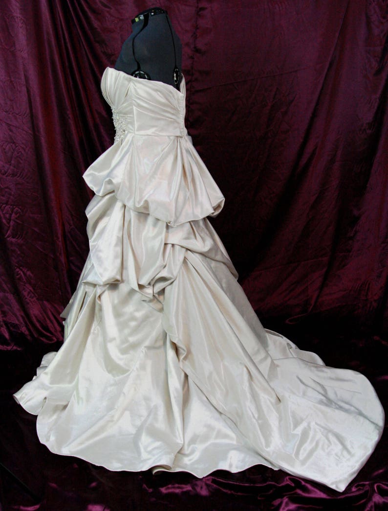 NEW OLD STOCK Casablanca Ivory Plus size Wedding dress size 16