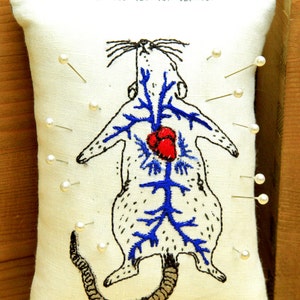Dissected Ratte Besticktes Nadelkissen mit Adern und Herz