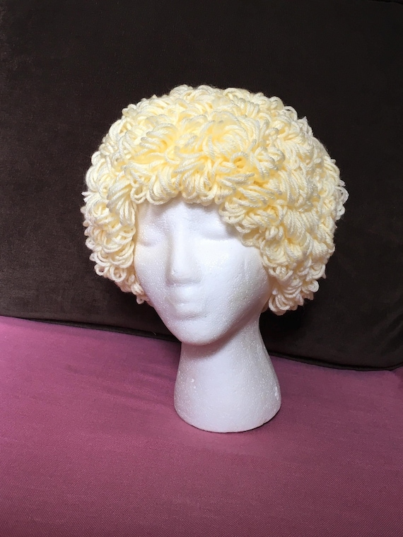 Perruque Femme Blanche Bouclée Courte – Style Moderne Et Fun