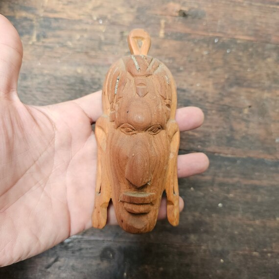 アフリカの彫刻された顔の木の手彫りの壁装飾ヴィンテージ 5.75 インチ