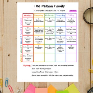 Pode incluir: Um calend&aacute;rio colorido para agosto com atividades e artesanato para a fam&iacute;lia Nelson. O calend&aacute;rio &eacute; dividido em semanas e dias, com uma atividade ou artesanato diferente a cada dia. O tema do m&ecirc;s &eacute; "Clima!" e inclui atividades como "Nuvem de chuva em um frasco", "Prato de papel do clima" e "Caixa sensorial do clima".
