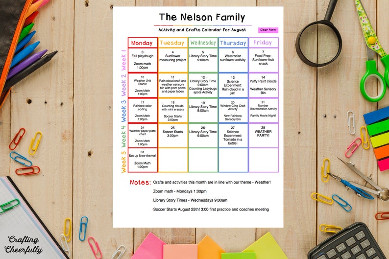 Pode incluir: Um calend&aacute;rio colorido para agosto com atividades e artesanato para a fam&iacute;lia Nelson. O calend&aacute;rio &eacute; dividido em semanas e dias, com uma atividade ou artesanato diferente a cada dia. O tema do m&ecirc;s &eacute; "Clima!" e inclui atividades como "Nuvem de chuva em um frasco", "Prato de papel do clima" e "Caixa sensorial do clima".
