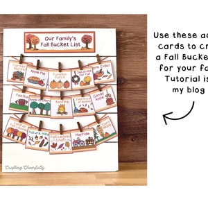 Puede incluir: Una pizarra blanca con el texto "Our Family's Fall Bucket List" en la parte superior. La pizarra est&aacute; decorada con pinzas para la ropa que sujetan tarjetas coloridas con actividades de oto&ntilde;o, como "Apple Pie", "Pumpkin Patch" y "Hayride".