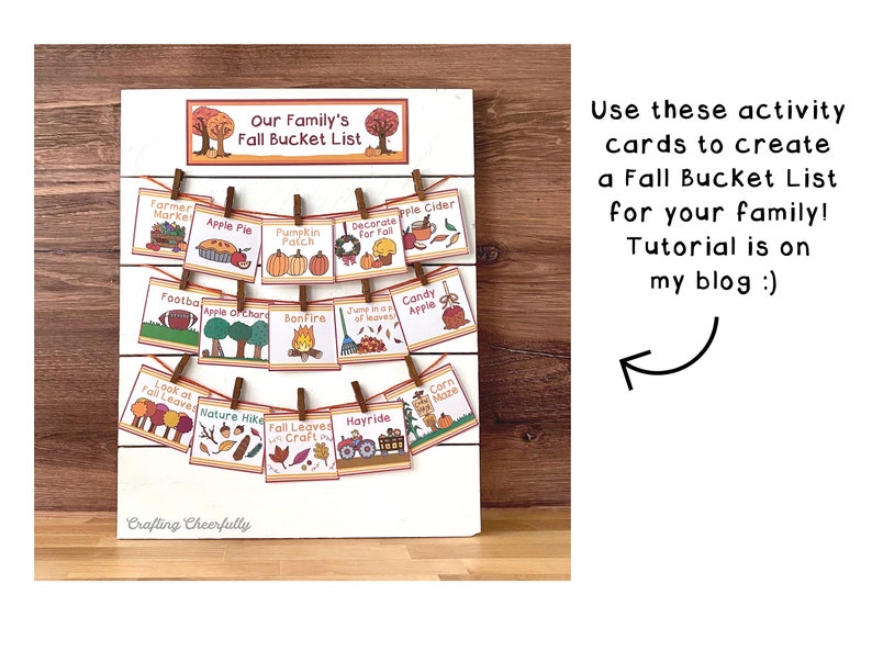 Puede incluir: Una pizarra blanca con el texto "Our Family's Fall Bucket List" en la parte superior. La pizarra est&aacute; decorada con pinzas para la ropa que sujetan tarjetas coloridas con actividades de oto&ntilde;o, como "Apple Pie", "Pumpkin Patch" y "Hayride".
