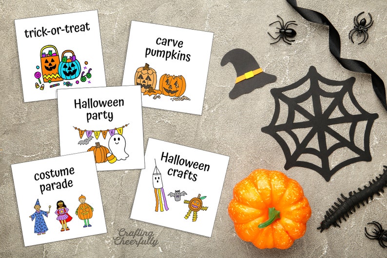 Puede incluir: Cinco tarjetas imprimibles con ilustraciones y texto relacionados con las actividades de Halloween. Las tarjetas presentan im&aacute;genes de pedir dulces, una fiesta de Halloween, tallar calabazas, un desfile de disfraces y manualidades de Halloween.