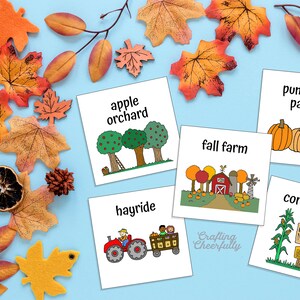 Puede incluir: Cinco tarjetas ilustradas con actividades de oto&ntilde;o. Las tarjetas muestran un huerto de manzanas, un paseo en carro de heno, una granja de oto&ntilde;o, un parche de calabazas y un laberinto de ma&iacute;z.
