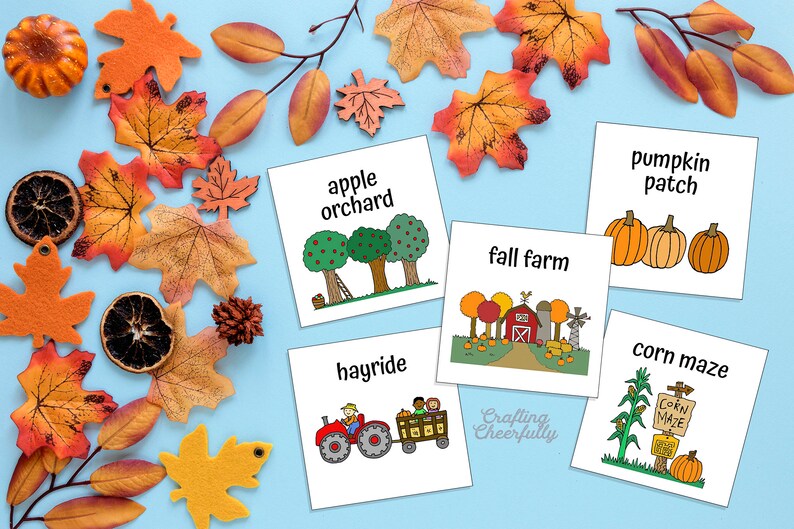 Puede incluir: Cinco tarjetas ilustradas con actividades de oto&ntilde;o. Las tarjetas muestran un huerto de manzanas, un paseo en carro de heno, una granja de oto&ntilde;o, un parche de calabazas y un laberinto de ma&iacute;z.