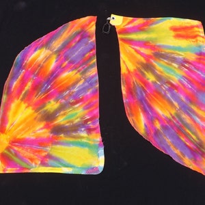 Flag Poi pair of medium UV glow hand dyed silk flag poi with swivels.Glow in the blacklight! Weighted to spin like regular poi!