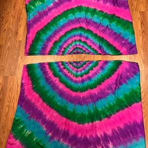 Hand dyed silk spin flags. Extremely UV reflective.  Knock their socks off at your next black light event!  Made To Order