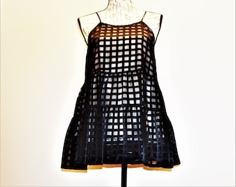 Top de tirantes de terciopelo negro: HD en París. Blusa con efecto desgastado de Anthropologie.