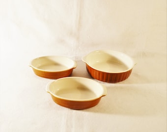 Vintage braadpan: bruine keramische vormpjes, kleine individuele bakvormen