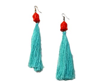 Pendientes de Buda hechos a mano: Borla larga de turquesa, joyería budista, cabeza de Buda de cinabrio rojo.