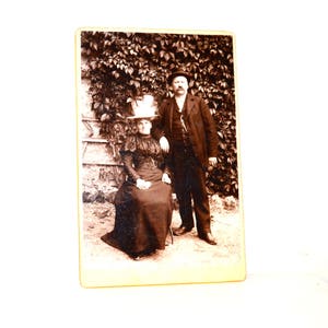 Viktorianisches Kabinett Schwarz Weiß Familienfoto Porträt alte Paare Hochzeitsbild Fotografie 1800's Ephemera Schwarz Eigengeschäft Laden
