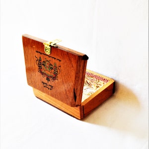 Scatola portagioie in legno con anello decorato, intagliato, sigaro, sigaretta, tabacco, stampa Paisley, ciondolo rosa, organizer da scrivania per uomo, nero, di proprietà di un'azienda