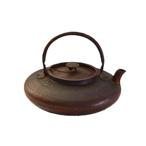 Antyczny miedziany azjatycki czajnik: zabytkowy kuty tybetański metalowy czajnik z tłoczeniem, tybetański nepalski dzbanek do kawy