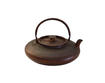 Tetera asiática antigua de cobre: tetera tibetana vintage de metal martillado y repujado, cafetera tibetana de Nepal.