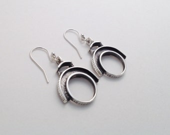 Boucles d'oreilles en argent massif longues de forme ronde.  Boucles d'oreilles en argent