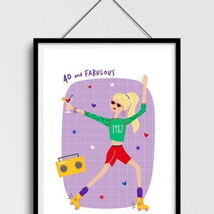 Pode incluir: Uma impressão ilustrada roxa e branca com uma mulher vestindo uma camisa verde, shorts vermelhos e patins. A mulher está segurando um coquetel e tem um toca-fitas ao lado dela. O texto "40 and Fabulous" está no topo da impressão.
