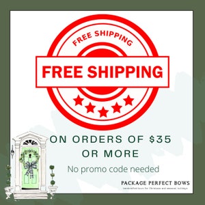 Puede incluir: Un gr&aacute;fico con un sello circular rojo de cinco estrellas y el texto FREE SHIPPING. Debajo, el texto dice ON ORDERS OF $35 OR MORE, No promo code needed y PACKAGE PERFECT BOWS. Se incluye una peque&ntilde;a ilustraci&oacute;n de una puerta verde con un lazo.