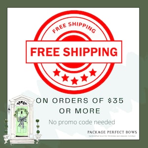 K&ouml;nnte beinhalten: Roter Kreis mit dem Text "FREE SHIPPING" in Wei&szlig;.  Drei wei&szlig;e Sterne befinden sich unter dem Text.  Der Text "ON ORDERS OF $35 OR MORE" befindet sich unter dem Kreis.  Der Text "No promo code needed" befindet sich unter dem Text.  Der Text "PACKAGE PERFECT BOWS handcrafted bows for Christmas and seasonal holidays" befindet sich unter dem Text.