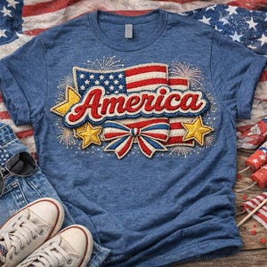 Könnte beinhalten: Blaues T-Shirt mit dem Wort "America" in Rot und Weiß, mit einem Design der amerikanischen Flagge und Feuerwerk. Das Bild zeigt Jeansshorts, Sonnenbrille und weiße Turnschuhe, alles vor dem Hintergrund der amerikanischen Flagge.