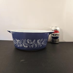 Vintage Pyrex Colonial Mist 2.5 litre casserole dish
