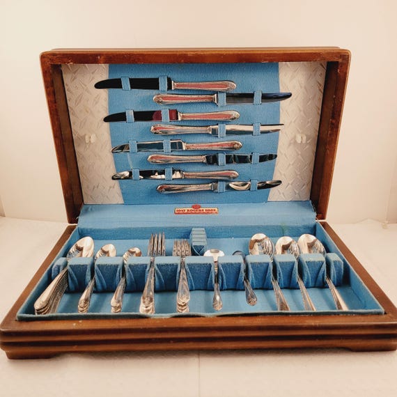 Exquisite WM Rogers & Son IS Silverplate in Case 45 Pieces #24090