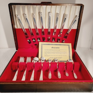 Crown "Radiance" Silver Plate Shell Pattern-34 pieces in Case #24084