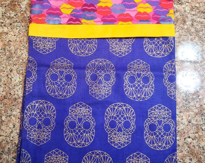 Geometric skull pillowcase