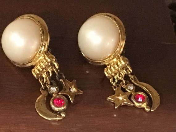 Vintage Faux Mabe Pearl 1990's Clip Earrings - image 1