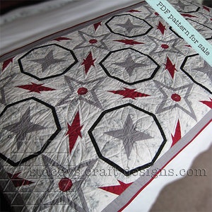 Op de afbeelding: Een gewatteerde deken met een geometrisch sterrenpatroon in grijs, rood en zwart. Het ontwerp heeft achthoeken met grijze sterren, rode sterren en een grijze rand. De tekst "PDF pattern for sale" is zichtbaar.